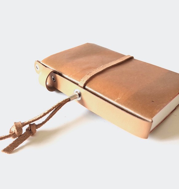 ワックスペーパー ➕ 本牛革の単行本サイズのブックカバー(手帳カバー) キャメル 1枚目の画像