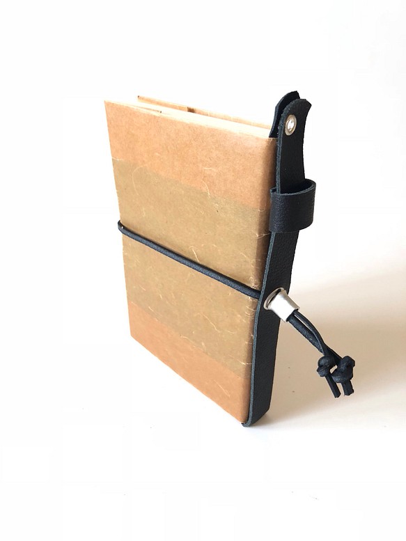 ワックスペーパー ➕ 本牛革の文庫本サイズのブックカバー(手帳カバー) ブラック 1枚目の画像
