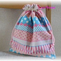入園用体操服袋（上履き入れ）巾着Ｍ☆ガーリーパッチ柄（ピンク＆ブルー） 1枚目の画像