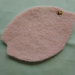 「Creema限定」 羊毛フェルト  敷物  コースター  桜の花びら  ピンク 1枚目の画像