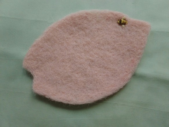 「Creema限定」 羊毛フェルト  敷物  コースター  桜の花びら  ピンク 1枚目の画像