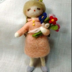 「Creema限定」 羊毛フェルト  人形   花束を持った少女   ピンク 1枚目の画像