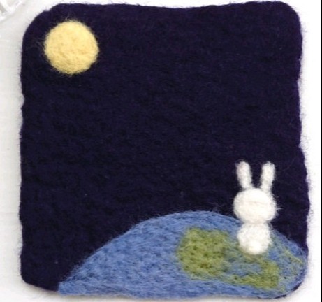 羊毛フェルト  コースター  敷物  壁飾り  「月とうさぎ」  オリジナルデザイン1点もの 1枚目の画像