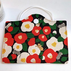仮置きマスクケース ねこちゃんと椿の花 1枚目の画像