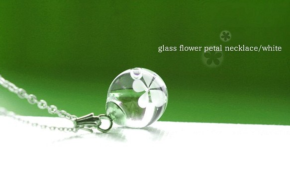 ＊glass flower petal＊花びらネックレス〈white〉 1枚目の画像