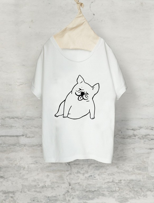 フレンチブルドッグ　お座り　ドルマンTシャツ（ホワイト）　犬 1枚目の画像