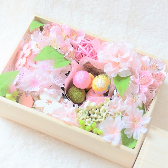 桜のボックスアレンジメント・蓋付き桐箱アレンジメント・和のフラワーアレンジメント・お花見・ウエディングスペースを彩る 1枚目の画像