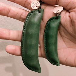 育ちすぎたエンドウ豆のキーホルダー（グリーン／牛革） 1枚目の画像