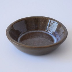 深さがある丸い小皿（豆皿）赤土×乳濁灰釉 1枚目の画像