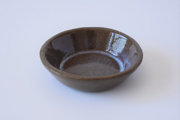 深さがある丸い小皿（豆皿）赤土×乳濁灰釉 1枚目の画像