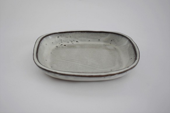 長方形の中皿（取り皿、銘々皿、中皿）赤土×チタンマット釉 1枚目の画像