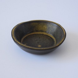 深さがある丸い小皿（豆皿）赤土×黄鉄釉 1枚目の画像