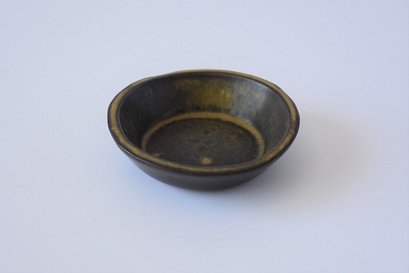 深さがある丸い小皿（豆皿）赤土×黄鉄釉 1枚目の画像