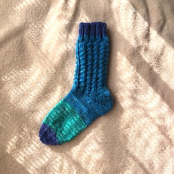 手編みあったカラフル靴下(横幅少し大き目) 〜ブルー&グリーン〜 1枚目の画像