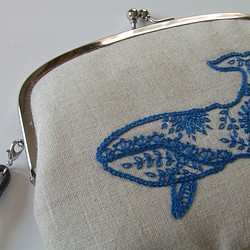 青いクジラ刺繍　晴れやかブルーのクジラ　リネンのがま口ポーチ 1枚目の画像