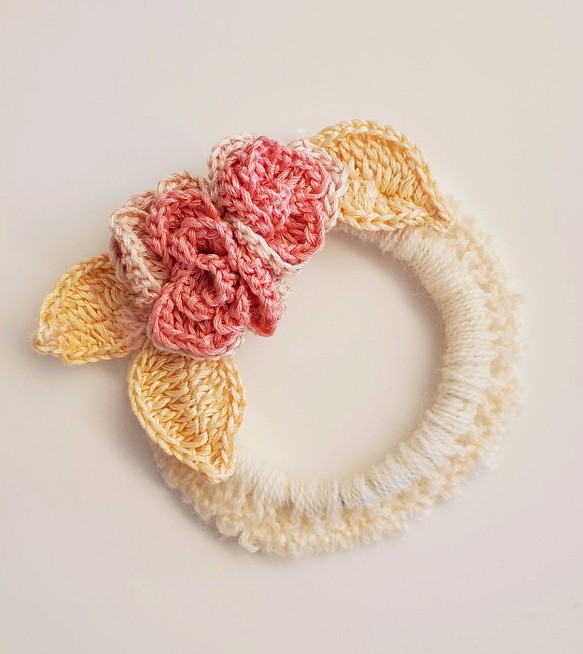 かぎ針編み　お花のヘアゴム 1枚目の画像