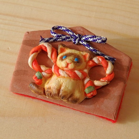 絵馬ブローチ　シャム猫（赤×紫） 1枚目の画像