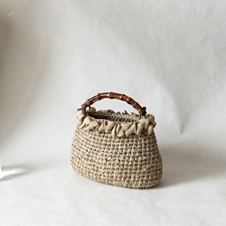 バンブーハンドルの草木染め裂き編みバッグ 1枚目の画像
