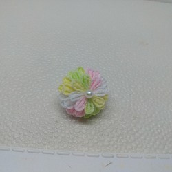 「つまみ細工」マスクチャームクリップ(まる菊花、淡いピンク系、金平糖) 1枚目の画像