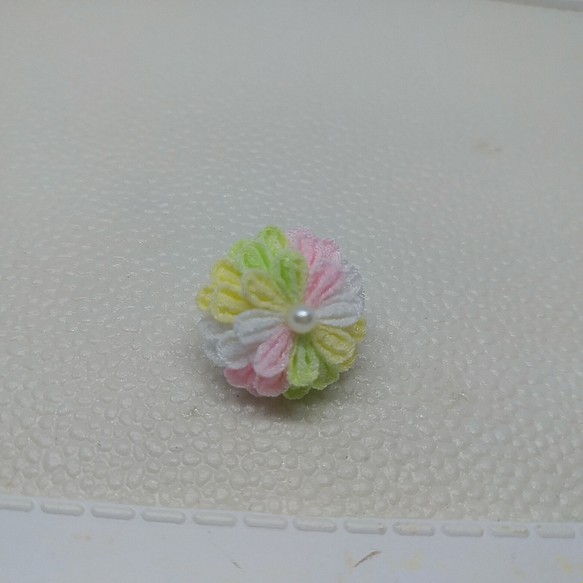 「つまみ細工」マスクチャームクリップ(まる菊花、淡いピンク系、金平糖) 1枚目の画像