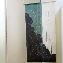 本麻地 タペストリー A-4 「ローケツ染め 深山の滝」60x120cm (送料込) 1枚目の画像