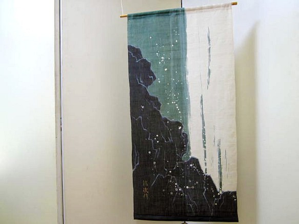 本麻地 タペストリー A-4 「ローケツ染め 深山の滝」60x120cm (送料込) 1枚目の画像
