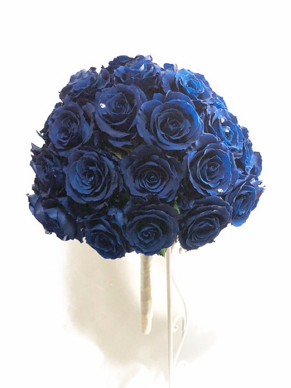 青い薔薇50輪の花束アレンジ／枯れない薔薇プリザーブドフラワー／花束ラッピングブーケスタンド付き 1枚目の画像