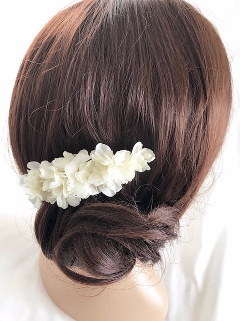 白い紫陽花のヘアコーム髪飾り／プリザーブドフラワー 1枚目の画像