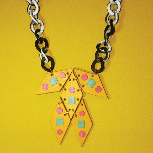 Sonniewingの幾何学的な色の革のネックレス 1枚目の画像