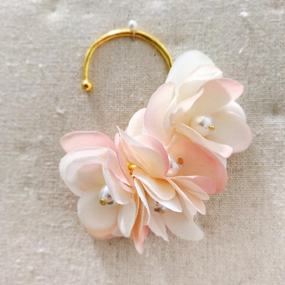 [結婚式のイヤリング]大きな花のイヤリングが付いている耳の耳掛けを掛けること 1枚目の画像