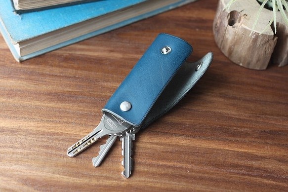 『slim key case』ブルー　キーケース,ヌメ革,シンプル,スライド,回転,鍵,コンパクト 1枚目の画像