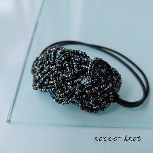 あわじ結びのビーズヘアゴム グラデーションブラック ヘアアクセサリー Nocco Knot 通販 Creema クリーマ ハンドメイド 手作り クラフト作品の販売サイト