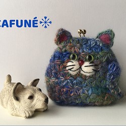 リフ編みで編んだ猫ちゃんがま口ポーチ 1枚目の画像