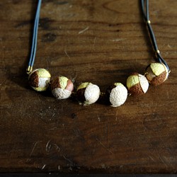 【繭ネックレス】Mulberry／ 茶・淡黄（青碧紐・ゴールド金具） 1枚目の画像