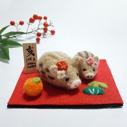 イノシシ親子の小さなお正月飾り・羊毛フェルトの干支飾り・いのしし・亥 1枚目の画像