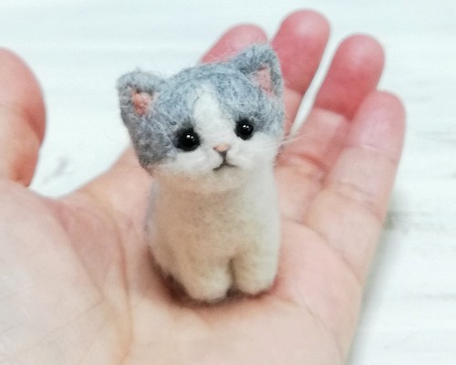 受注制作・羊毛フェルトの小さな子猫(グレー白) 猫グッズ 猫雑貨