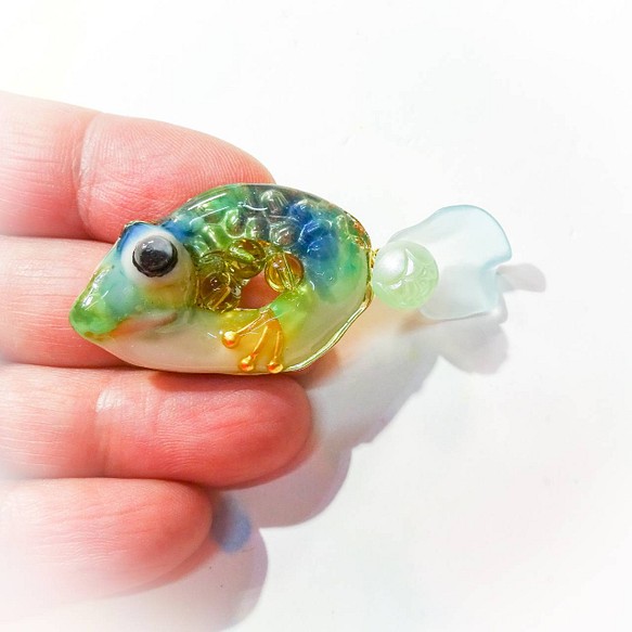 初代 カエル金魚ちゃん ブローチ 個性派 生き物 お魚 面白い 変な生き物 ブローチ ラプーラプーにがおえマキマキ 通販 Creema クリーマ ハンドメイド 手作り クラフト作品の販売サイト