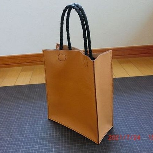 A4が入る紙袋風ショッピングトートバッグ 鮮やかなオレンジの本革