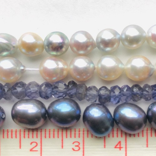 8 淡水真珠 レアカラー 8個 紺灰色に紫〜緑の干渉色 ややバロック卵型 