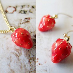 一條草莓草莓項鍊（黃銅製）和耳環或耳環套裝 第1張的照片