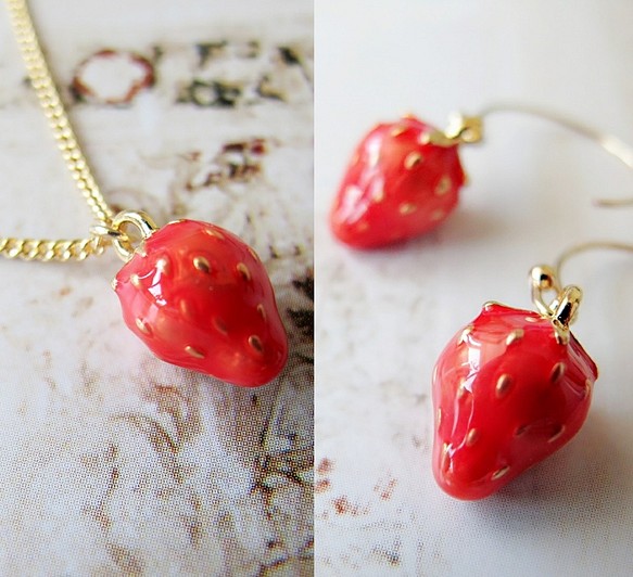 一條草莓草莓項鍊（黃銅製）和耳環或耳環套裝 第1張的照片