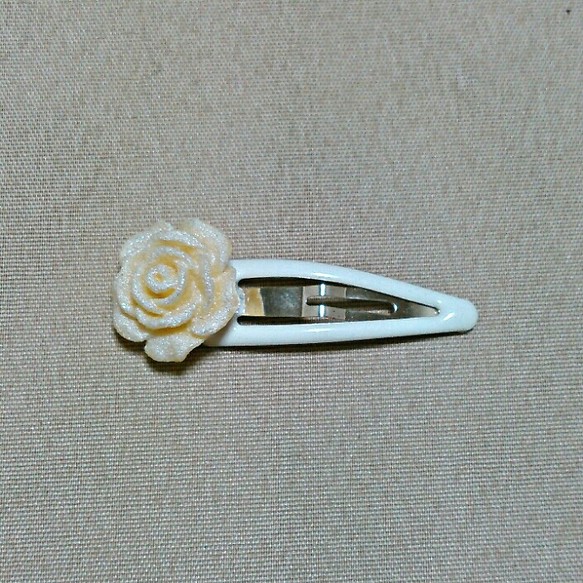フローズンローズ　ヘアパッチン　白い薔薇【白色】二個入り 1枚目の画像