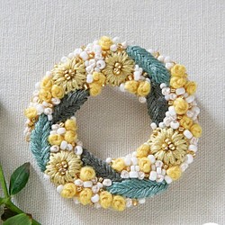 刺繍キット hanabatake wreath brooch（yellow) ブローチ　リース 1枚目の画像