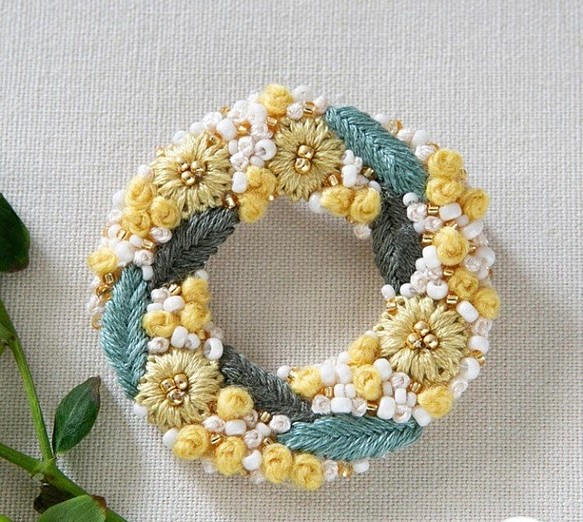 刺繍キット hanabatake wreath brooch（yellow) ブローチ　リース 1枚目の画像