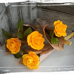 幸せを運ぶ黄色いバラ４輪　ペーパーフラワー　フラワーアレンジメント　粗品　ノベルティー　販促品　ミニブーケ　薔薇　記念日 1枚目の画像