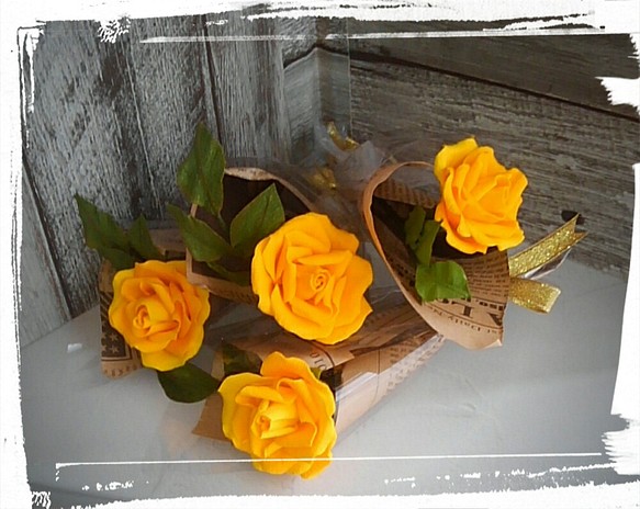 幸せを運ぶ黄色いバラ４輪　ペーパーフラワー　フラワーアレンジメント　粗品　ノベルティー　販促品　ミニブーケ　薔薇　記念日 1枚目の画像