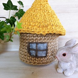 麻ひもで編んだ黄色い屋根のおうちの綿棒ケース 1枚目の画像