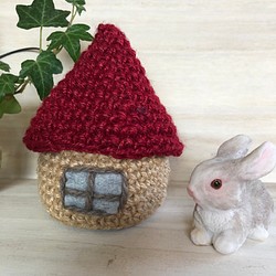 麻ひもで編んだ赤い屋根のおうちの小物入れ 1枚目の画像