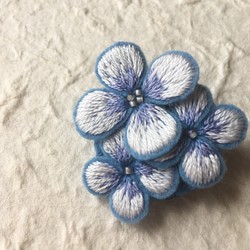 お花がみっつ。フェルト刺繍ブローチ(ホワイト×ライトブルー) ブローチ