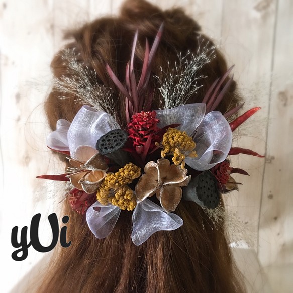 チュールと木の実の個性的な髪飾り 結婚式や成人式に ヘアアクセサリー Yui Creative 通販 Creema クリーマ ハンドメイド 手作り クラフト作品の販売サイト